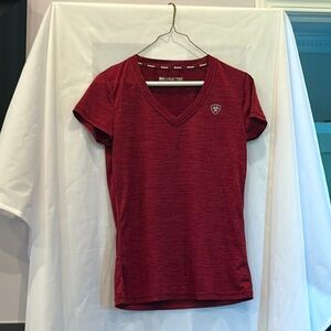 Ariat v-neck tee. Size S